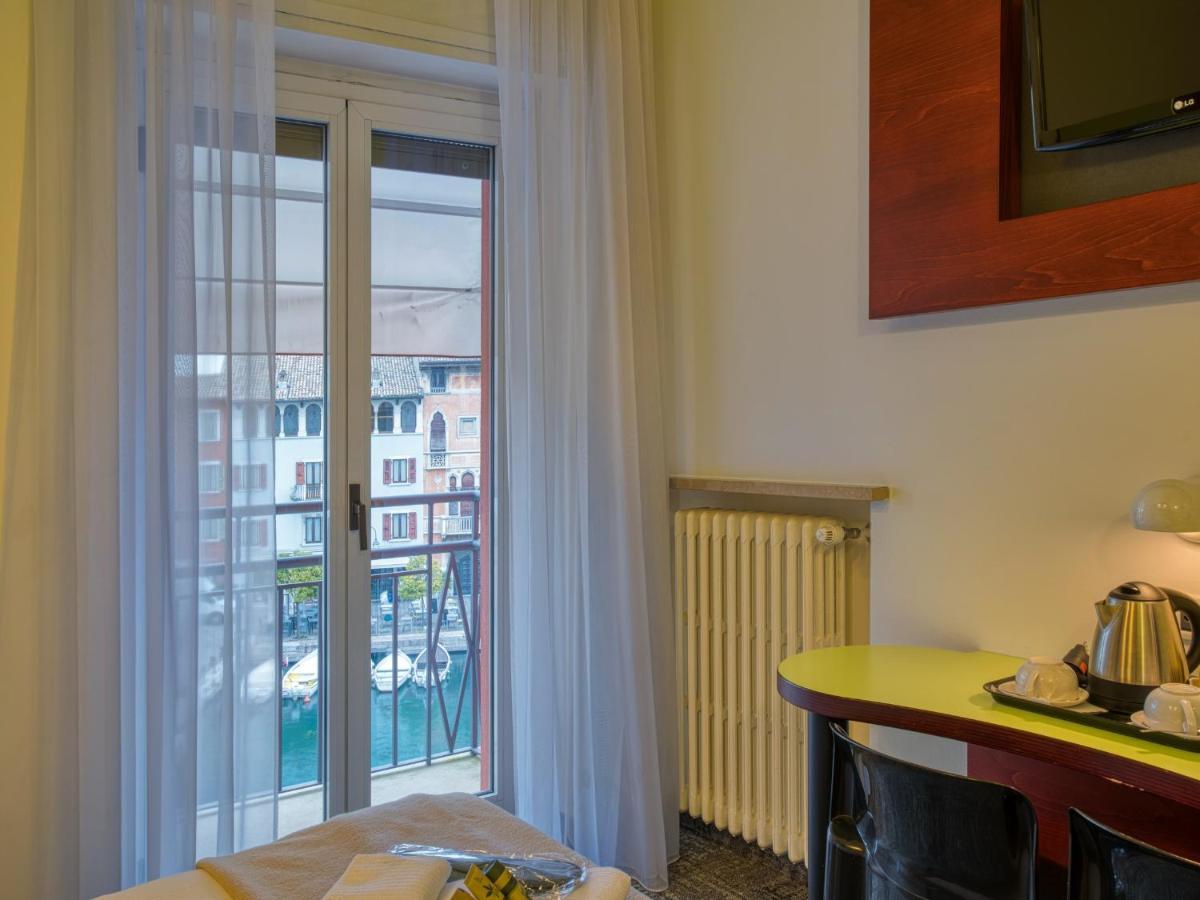 Hotel Piroscafo Десенцано дел Гарда Екстериор снимка
