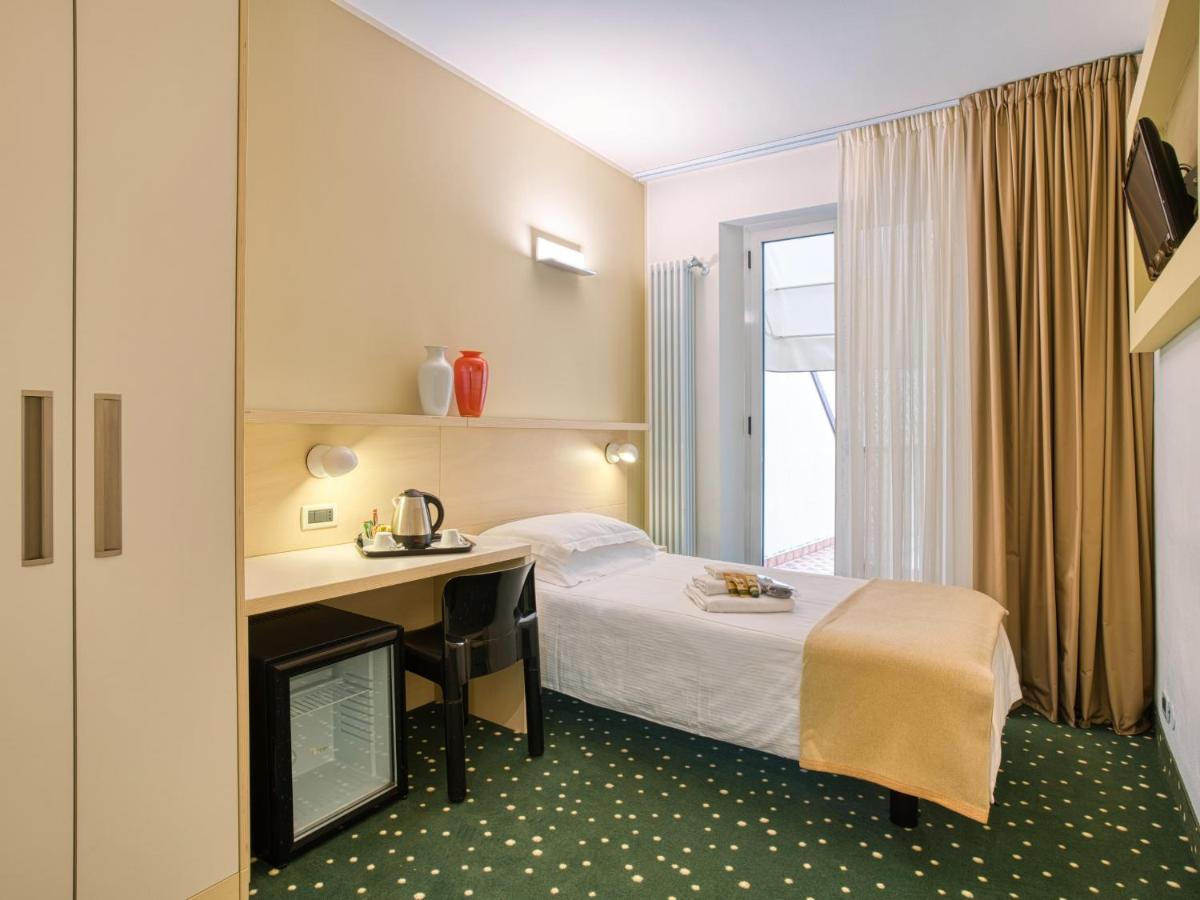 Hotel Piroscafo Десенцано дел Гарда Екстериор снимка