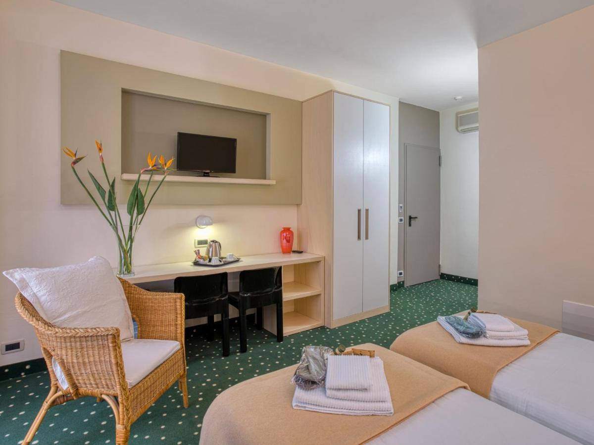 Hotel Piroscafo Десенцано дел Гарда Екстериор снимка