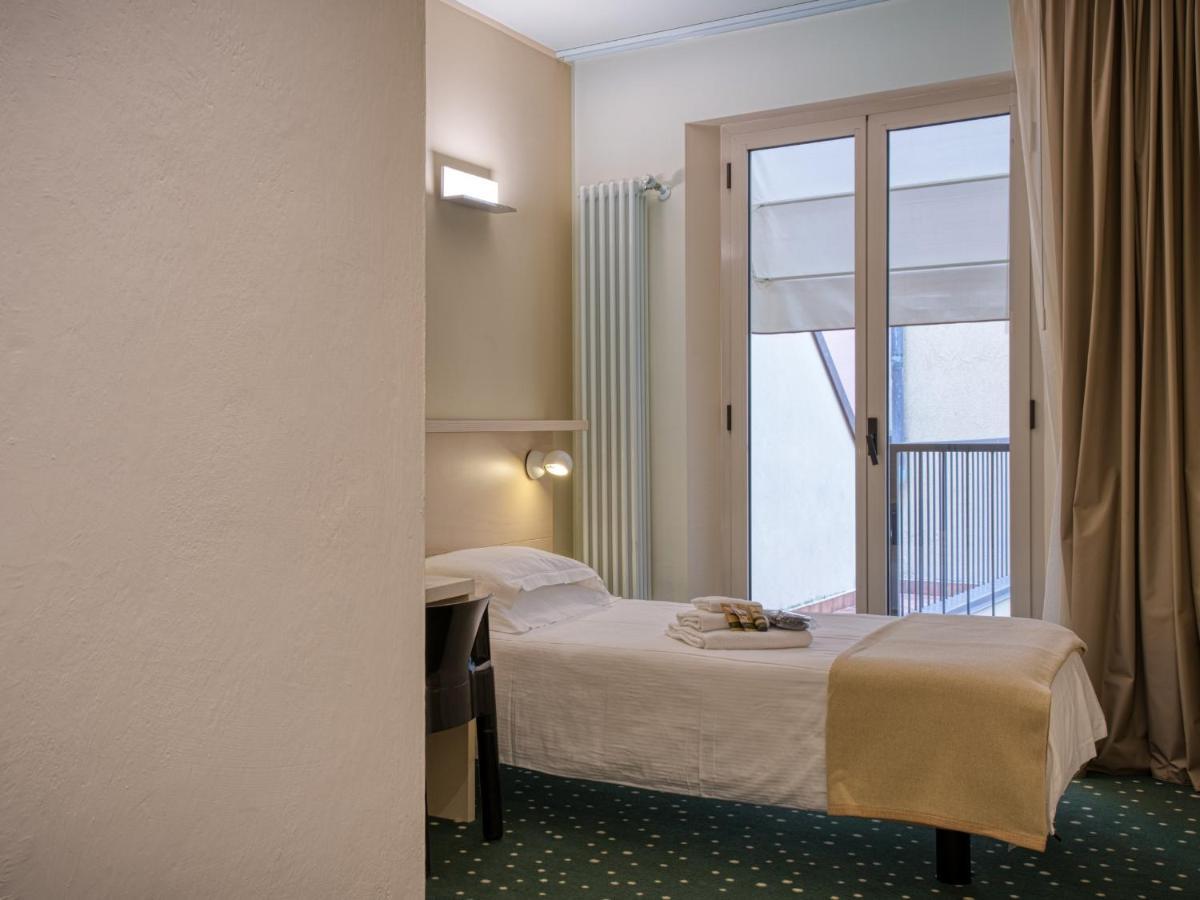 Hotel Piroscafo Десенцано дел Гарда Екстериор снимка